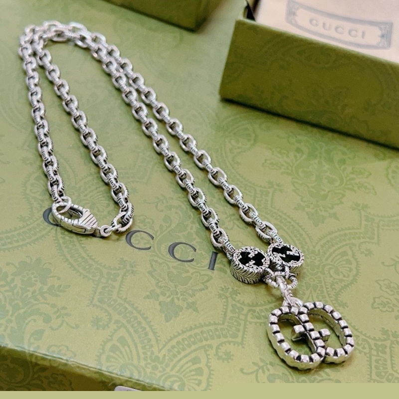 G*u*i necklaces